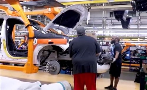 工人掄錘直接敲 道奇汽車底特律工廠生產(chǎn)車間曝光 網(wǎng)友直呼落后